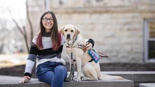 学生与服务犬合影